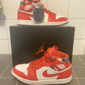 Air Jordan 1 Mid Barcelona Sweater Red Patent  - Air Jordan 1 Mid Barcelona Sweater Red Patent i condition 9/10, lådan finns kvar och är i perfekt skick kvittot finns kvar och allt finns kvar som när dem var köpta.