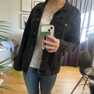 Mörkgrå jeans jacka - Super cool mörkgrå jeansjacka i mycket bra skick 💗