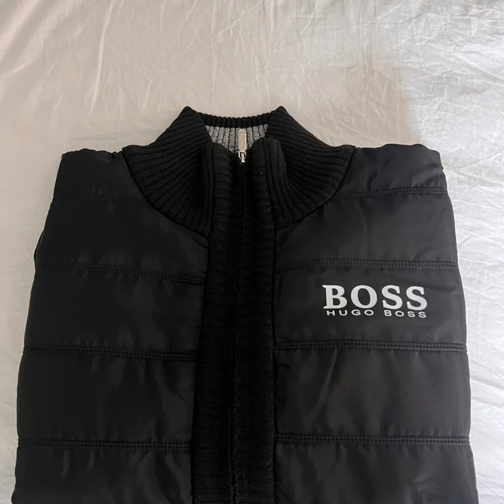 Säljer en Hugo Boss flecee som jag fick i pressent. Har använt denna 1-2 gånger så inprencip helt ny!. Tröjor & Koftor.