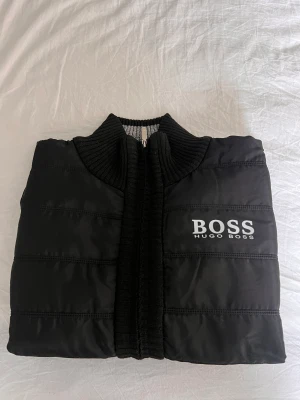 Hugo Boss Flecee - Säljer en Hugo Boss flecee som jag fick i pressent. Har använt denna 1-2 gånger så inprencip helt ny!