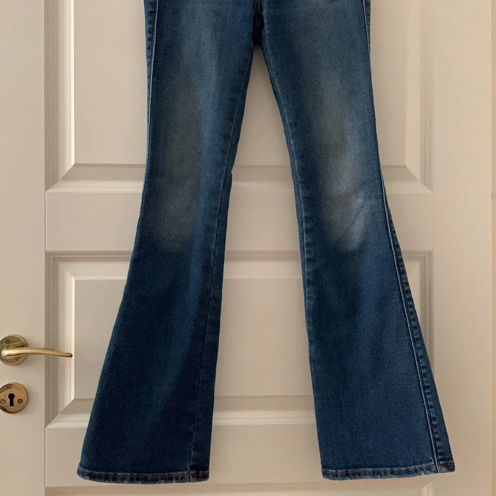 Utsvängda salt jeans. Strl xs längd 30. De är korta på mig jag är 165. . Jeans & Byxor.