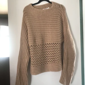 Beige stickad tröja - Aldrig använd, bara prislappen är borta. Storlek M