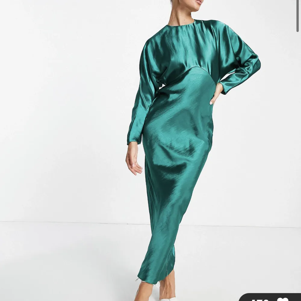Helt orörd grön aftonklänning från Asos! Alla lappar på klänningen sitter kvar😄 säljer för hittade en mer passade klänning till mig! . Klänningar.