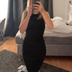Tajt zara klänning  - Storlek s sitter suuuperfint på men används aldrig och kommer inte få användning av den i sommar för är ingen som gillar klänningar… tyvärr. 170+frakt ❤️