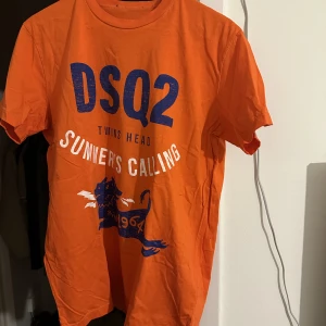 Dsquared2 tshirt  - Orange T-shirt knappt använd. Köpt i somras på johnells