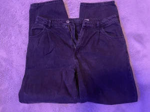 Svarta Jeans - Svarta pösiga Jeans