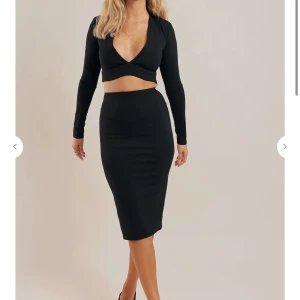 Oanvänt set från chiquelle  - Oanvända med prislapp kvar. Nypris för kjol och topp är 800kr. Säljer båda ihop för 200kr. Båda delarna är i storlek S. Toppen har axelvaddar och kjolen har en slits bak