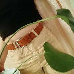 Bälte med grekiskt mönster - Coolt läderbälte med antikt grekiskt motiv tex Parthenon, tjur och krigare! Ganska slitet men ändå fint!