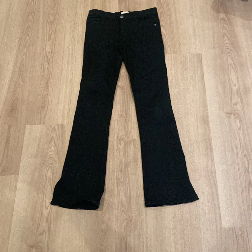 Svarta utsvängda jeans ❤️. Jeans & Byxor.