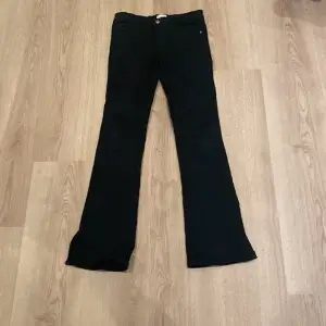 Svarta utsvängda jeans ❤️