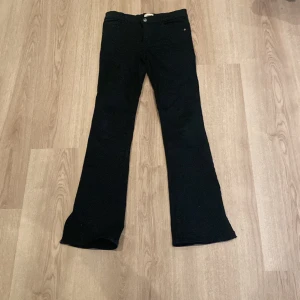 100kr - Svarta utsvängda jeans ❤️