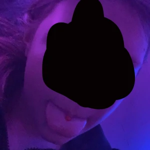 Tung piercing  - Säljer en röd tung piercing som är gjort i acryl den kostar 10kr eftersom jag inte tycker om kommer lägga up mer tung piercingar❤️
