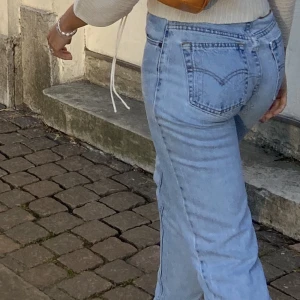 Vintage Levis jeans  - Måste tyvärr sälja mina absoluta favoritjeans från Levis efter att de har blivit alldeles för små för mig. Modellen är 550 i tvättad blå, mid rise. Passar 32, 34 mindre 36a. 