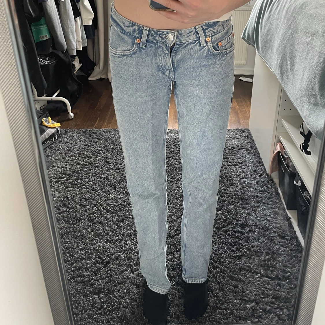 Säljer jeans från weekday ”Arrow Low Staright Jeans” - 91