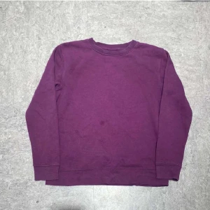 Lila crewneck - En Lila tjocktröja med en liten fläck på framsidan. Bekväm tröja bra till våren. Använd gärna köp nu👌