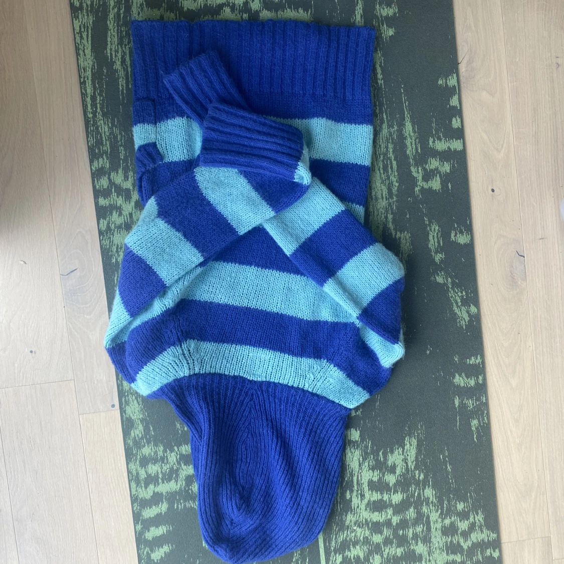 STICKAD TRÖJA MED HUVA  - 91