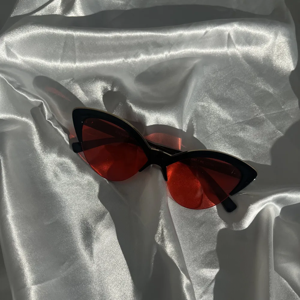 Super snygga solglasögon. Orange/rött glas och svarta bågar med guld detaljer. Oanvända, inga defekter. Betalningen via swish❤️. Accessoarer.