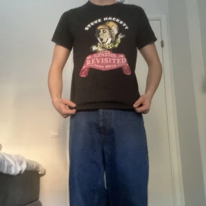 Steve Hackett T-shirt - Skön t-shirt. Snyggt tryck. Knappt använd. Köptes på secondhand för ca 150kr. Säljs för att den är för liten för mig