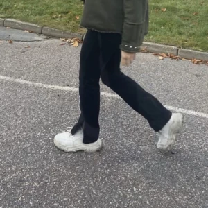 Jeans  - Svarta högmidjade jeans med slit från Gina tricot!
