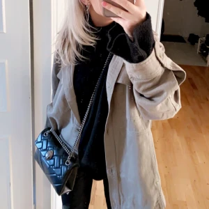 Jacka  - Säljer denna jacka som aldrig är använd men prislapp och allt. Säljer då den inte används och kommer förmodligen inte användas💗💗