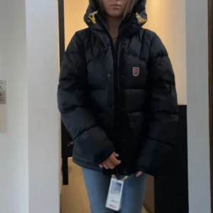 Fjällräven jacka - Funderar på att sälja min svarta fjällräven jacka i storlek S. Köpt i vintras så den är ganska ny och har inga skador. Funderar på att sälja då jag tänker köpa Moncler Maya jackan och har inget behov att ha båda💕nypris: 6999kr mitt pris: 4750kr