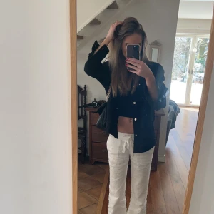 Zara jacka  - Säljer denna fina zara jacka/tunnare jacka köptes för 600 säljer för 200 