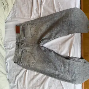 Blue Ridge Jeans i grå färg i storlek W31 L32, helt nytt skick och bra kvalite. 400kr 