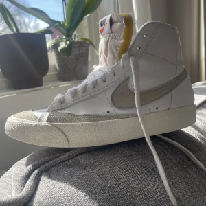 Nike blazer mid 77 - Säljer mina fina Nike skor. Använda men i gott skick. Nytvättade och rena. Pris kan diskuteras.