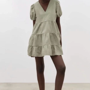 Klänning zara  - Super snygg militär grön zara klänning❣️använd men i mycket bra skick! 