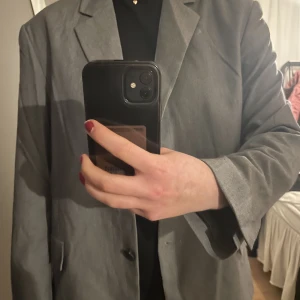 Kavaj - Grå kavaj från monki! Endast använd 1 gång så i bra skick!☺️storlek m