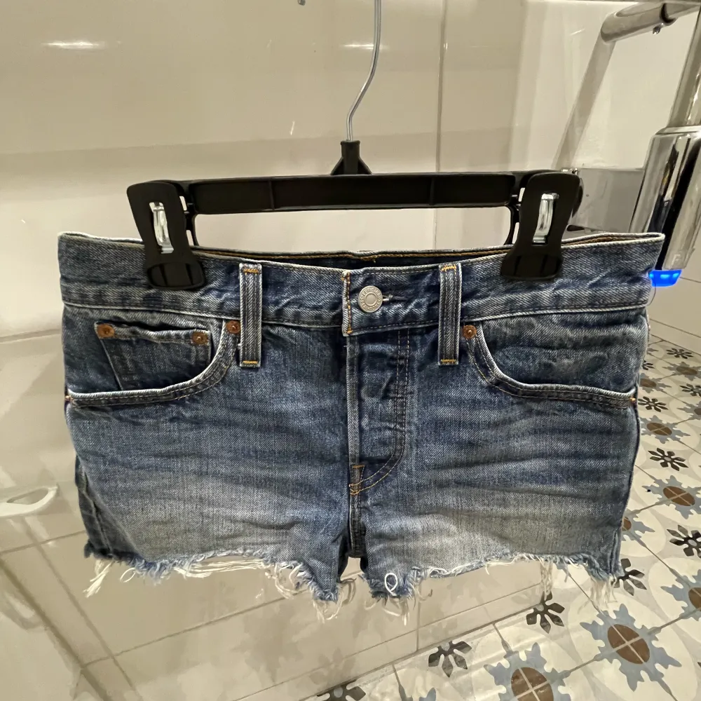 Super snygga Levis shorts som tyvärr inte passar mig längre❤️ Nästan aldrig använda och är i nyskick. Passar någon som har XS/S. Köpare står för frakt💕. Jeans & Byxor.