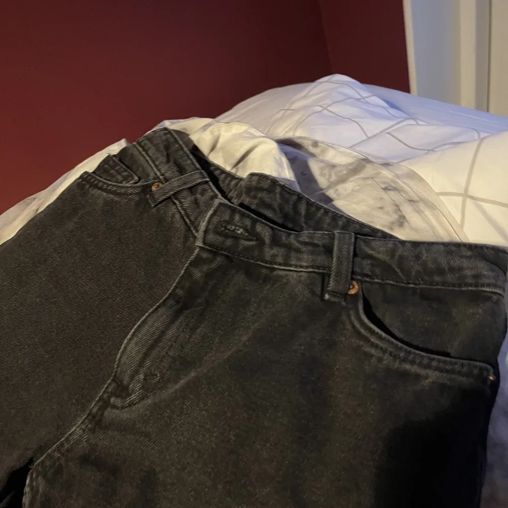 Ett par fina lågmidjade jeans från monki. Köpta för 400 kr. Passsr ej då dem blivit tajta på mig. Perfekt längd i benen. Skulle nog också säga att dessa är i storlek xs. Pris kan diskuteras!!!. Jeans & Byxor.