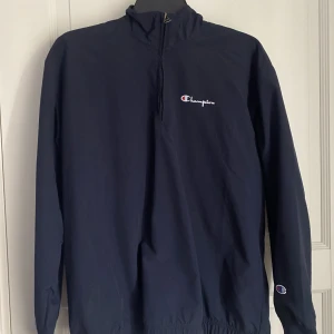 Champion vindjacka utan luva  - Väldigt bra skick- knappt använd- ingen Luva- storlek small