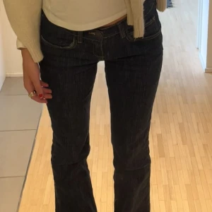 Lågmidjade jeans - Från Brandy Melville! Jag har klippt av de för att få de kortare så skulle säga att de har en längd 32 nu! 