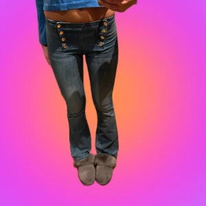 Snygga jeans - Säljer dessa sjukt snygga och bekväma flare Jeansen!  Så fina detaljer med guldiga knappar. Jeansen är väldigt stretchiga, jag är 176cm och bär oftast s/36