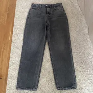 säljer dessa skitsnygga jeans från zara då det inte kommer till användning för de är för stora 💞köptes i somras och är i jätte fint skick 💘kontakta mig för fler bilder eller intresse 🫶priset kan såklart diskuteras!🥰