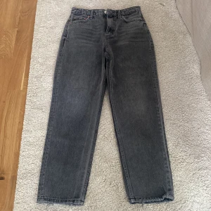 mörkgråa jeans zara ❤️‍🔥 - säljer dessa skitsnygga jeans från zara då det inte kommer till användning för de är för stora 💞köptes i somras och är i jätte fint skick 💘kontakta mig för fler bilder eller intresse 🫶priset kan såklart diskuteras!🥰