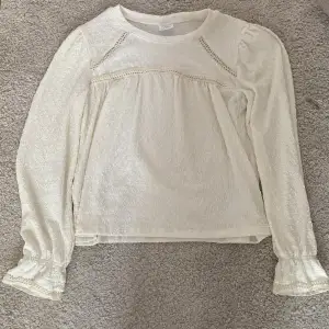 säljer denna jättefina tröjan från zara 🫶köptes i somras men har använt få gånger 💞 den är i jättefint skick ! kontakta mig för fler bilder eller intresse 💗priset kan såklart diskuteras!🥰