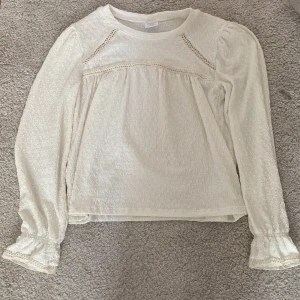 vit tröja zara 🤍 - säljer denna jättefina tröjan från zara 🫶köptes i somras men har använt få gånger 💞 den är i jättefint skick ! kontakta mig för fler bilder eller intresse 💗priset kan såklart diskuteras!🥰
