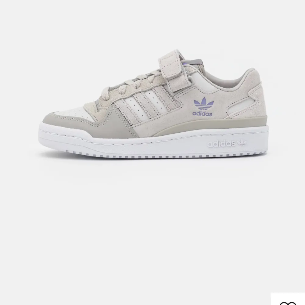 Snygga gråa Adidas Originals Forum Sneakers. Använt fåtal gånger. Snygga nu till våren och sommaren. Inköpta våren 2022.. Skor.
