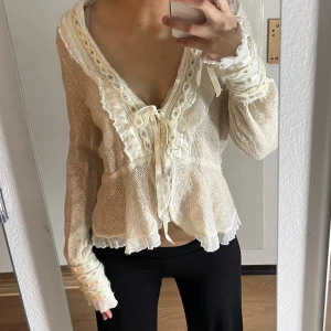 Kofta - Lite sliten, hål vid ärmen och man måste pilla med knytningarna när man sätter på sig den. Lite hål här och där men inget man direkt ser som helhet