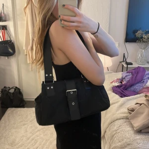 Väska - Svart rymlig väska från hm med silver detaljer. Använd 1 gång 💕