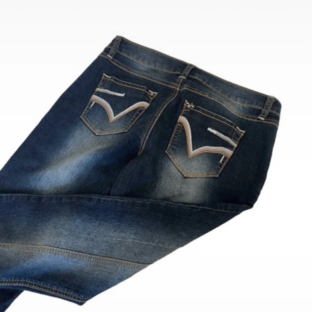 SUPERsnygga mörkblå jeans i flare-modell💗  Midja: 82 Innerbenslängd: 75. Jeans & Byxor.
