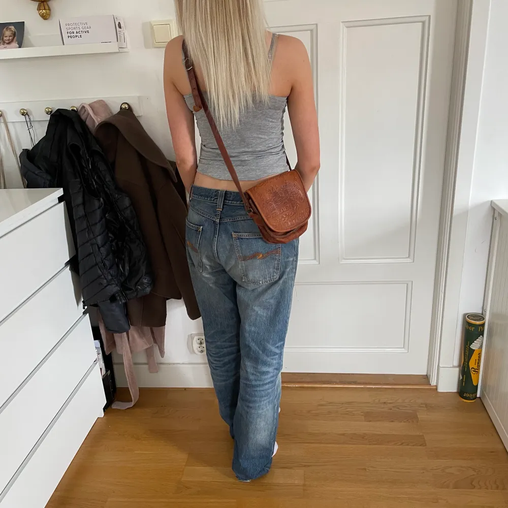 Snygga lågmidjade och baggy vintage jeans 🤍 Bra skick, passar längre personer. Modellen är 173 cm 💓. Jeans & Byxor.