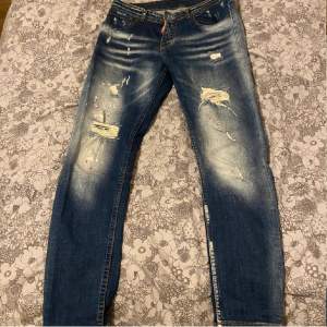 Felfria Dsquared 2 jeans som är knappt använda! :) storlek 46. Passar alla beroende på vikt och längd.