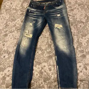 Felfria Dsquared 2 jeans som är knappt använda! :) storlek 46. Passar alla beroende på vikt och längd.