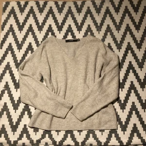 stickad tröja - säljer denna tröja från vero moda! denna tröja köptes på plick, och säljs återigen för att den inte kommer till användning ❤️ det står att denna tröja är xs, men passar mig perfekt som är m-l