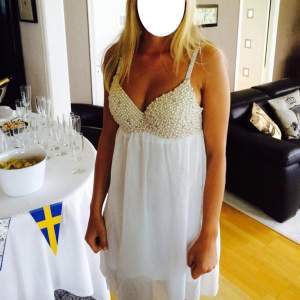 Superfin studentklänning / sommarklänning med pärlor / paljetter / stenar 🤍 Någon sten har trillat av men det är ingen som syns i helheten Storlek 34 och 75 i byst 200kr