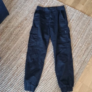 Cargobyxor. Strl. Xs - Fint skick. Bra längd för någon som är runt 160 cm. 