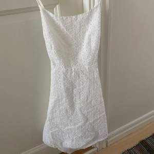Nu säljer jag en vit klänning i storlek XS😊Kommer inte ihåg vart jag köpt den då jag klippt bort lappen🤩Perfekt till sommaren💕Säljer för 100kr🤩🤩 Nyskick, använd max 3 gånger💞